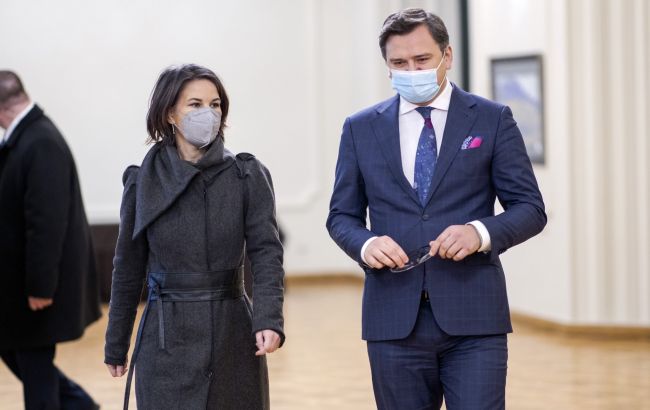 Бербок розповіла, коли Німеччина передасть важку артилерію Україні