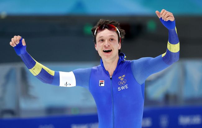 Шведский конькобежец завоевал "золото" Олимпиады с рекордом на 5000 метров