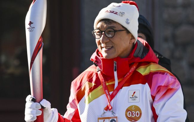 Джеки Чан пронес олимпийский огонь по Великой китайской стене: эффектное видео