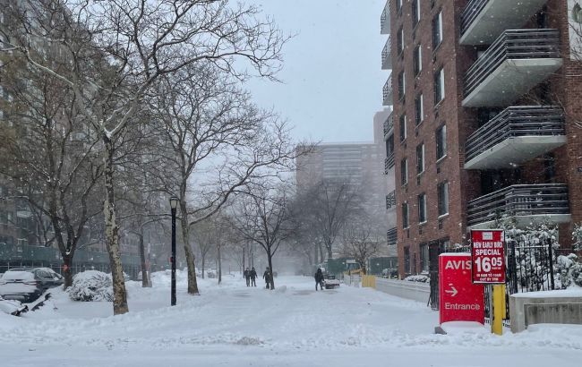 США накрили сильні снігопади. Тисячі будинків залишилися без електрики, рейси скасовуються