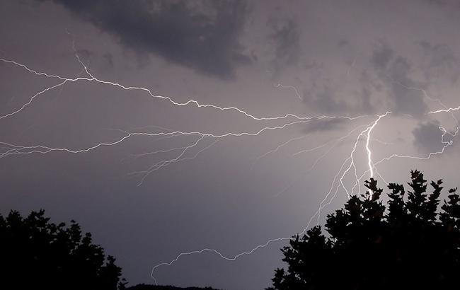Синоптики попереджають про дощі і грози у західних областях України