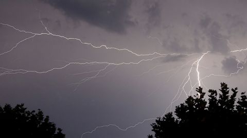 Під Києвом потужний ураган зніс покрівлі з будинків: захоплююче відео