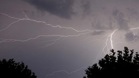 Синоптики предупреждают о сильных дождях и грозах в западных областях