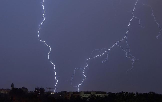 У Львові від удару блискавки загинули 2 людини