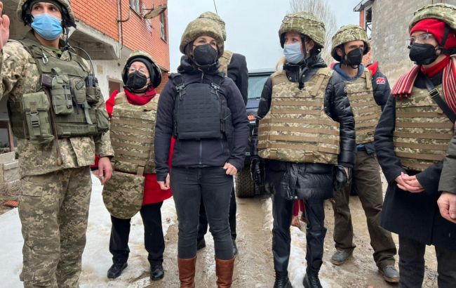 Бербок на Донбасі: "Ми все ще воюємо в центрі Європи"