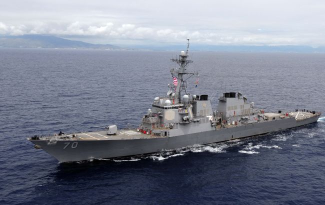 Китай заявил, что американский эсминец якобы незаконно вошел в их воды. В США ответили