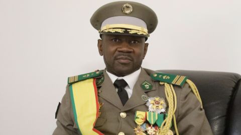 На президента Мали совершили покушение: пытались напасть с ножом в мечети