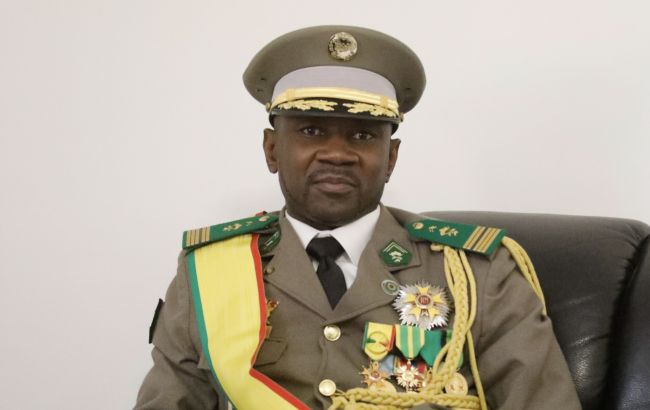 На президента Малі вчинили замах: намагалися напасти з ножем у мечеті