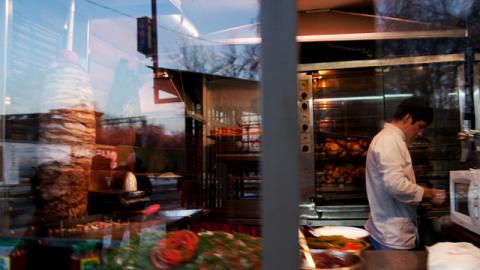 В Киеве нелегально работают около 1,5 тыс. передвижных точек фастфуда