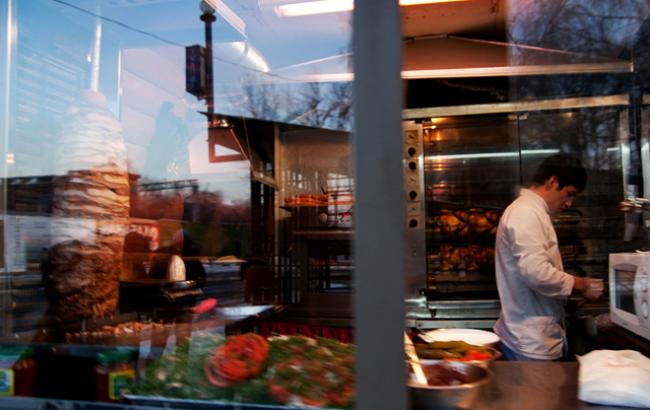 В Киеве нелегально работают около 1,5 тыс. передвижных точек фастфуда