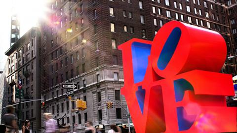 У США помер відомий художник і автор знаменитого знака LOVE