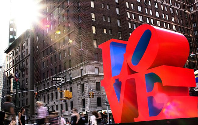 В США умер известный художник и автор знаменитого знака LOVE