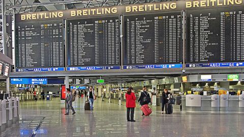 Аэропорт Франкфурта отменил более 100 рейсов из-за урагана "Забине"