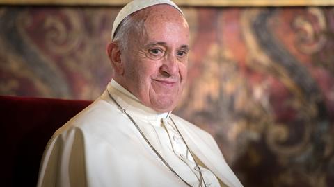 "Дійсно наш": Папа Римський приміряв традиційне гуцульське вбрання (фото)