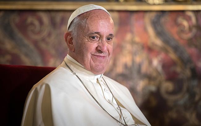 "Действительно наш": Папа Римский примерил традиционный гуцульский наряд (фото)