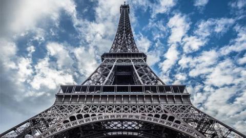В Париже закрыли Эйфелеву башню