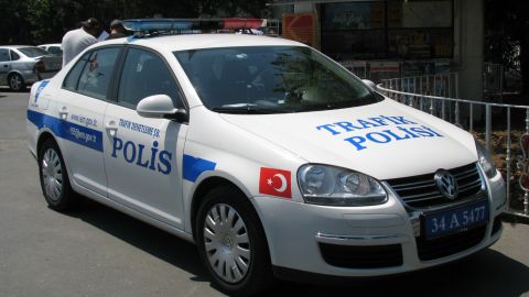 В Турции предотвратили взрыв на митинге Эрдогана: мину обнаружили под машиной полицейского