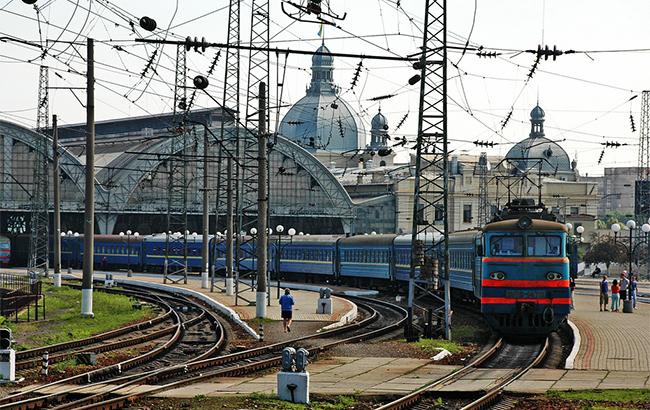 У Львівській області пасажири перекрили шлях через брак місць в електричці