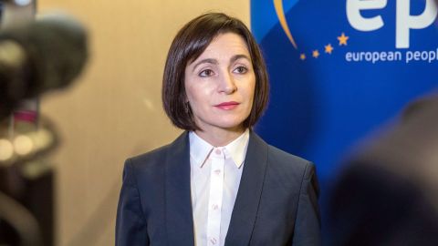 Президента Молдови хочуть позбавити повноважень, Санду скликає протест