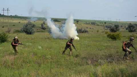 За жизнь украинского бойца борются в больнице: мина разнесла машину на куски