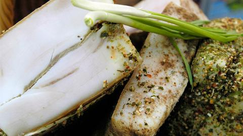 Скучили по салу: прикордонники затримали чоловіка, який намагався перевезти в Росію м'ясні продукти