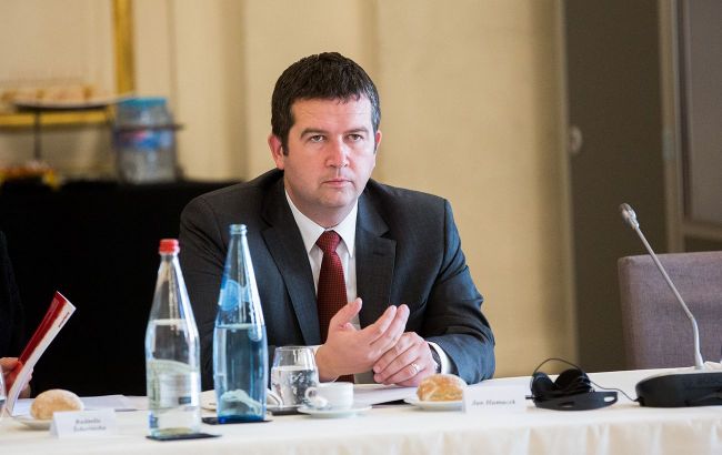 Віце-прем'єр Чехії звільнив чиновника через інформацію про вибухи і "Супутник V"