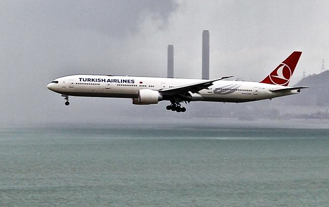 Літак Turkish Airlines здійснив екстрену посадку в Каїрі