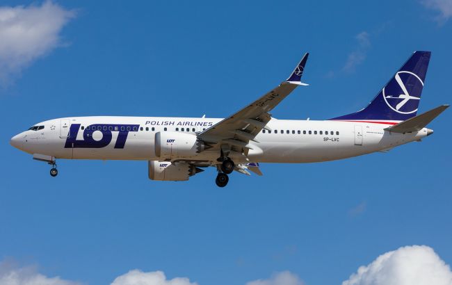 Возобновит рейсы в два города: крупнейшая авиакомпания Польши планирует вернуться в Украину