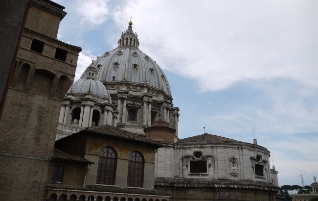 В Ватикане установили дымоход для выборов нового Папы: что будет означать черный и белый дым