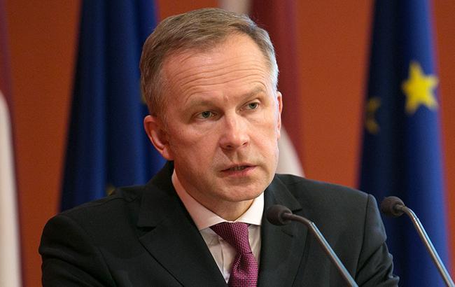 Главу ЦБ Латвії звинуватили у хабарі на 100 тис. євро