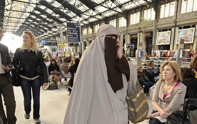 Сенат Нідерландів ухвалив закон про заборону паранджі у громадських місцях