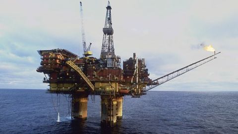 Ціна нафти вперше з січня опустилася нижче 57 доларів