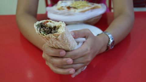 В Киеве студенты отравились шаурмой, семь человек в больнице