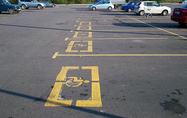 Кабмин предлагает приравнять людей на колясках к участникам дорожного движения