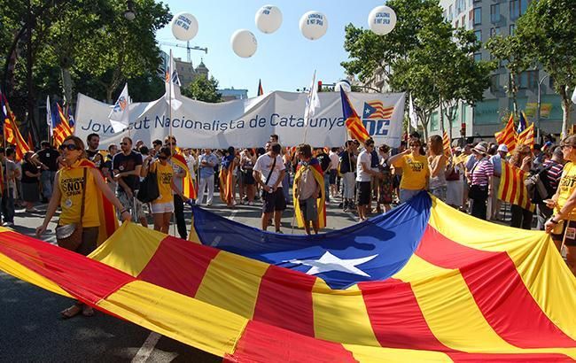 Референдум в Каталонії: на виборчих дільниках почалися сутички з поліцією