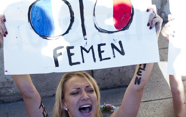 Суд над Януковичем: "копи" роздягають блондинок у пошуках активісток Femen