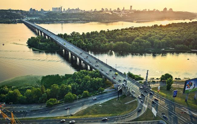 В Киеве ограничено движение по мосту Патона