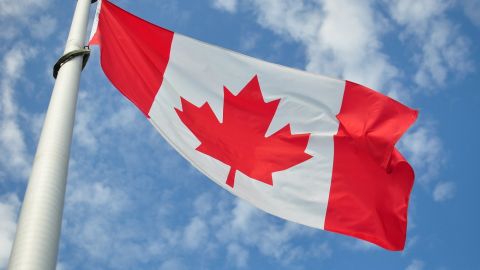 Канада відкриває кордон для американців, вакцинованих від COVID-19