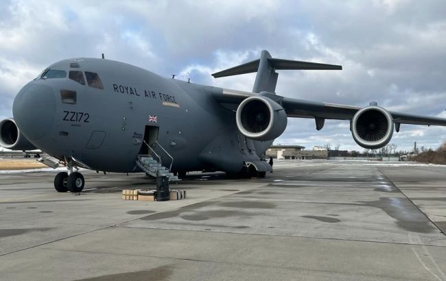 В Україну прилетів літак з військовою допомогою від Британії