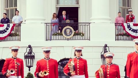 Сукня в клітинку "гінген": Меланія Трамп вразила нарядом в День незалежності США (фото)