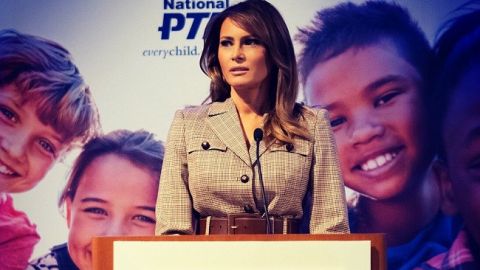 49-летняя Мелания Трамп потрясла точеной талией в блейзере на голое тело