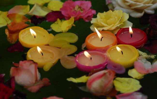 ДТП в Кривом Роге: люди несут цветы и свечи к месту аварии