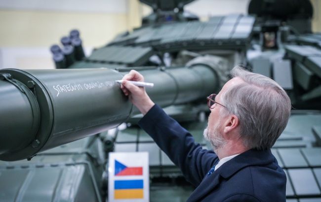 Чехия готовится передать Украине новые танки. Один из них подписал премьер