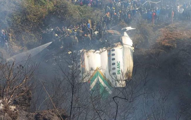 У Непалі розбився пасажирський літак з 72 людьми на борту (фото, відео)