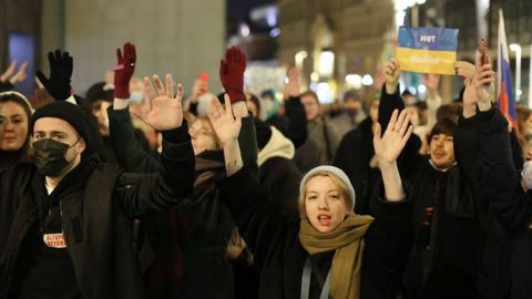 В России на протестах против войны с Украиной задержали более 1,7 тысячи человек