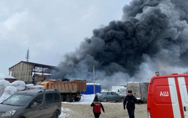 Рядом пороховый завод. В российской Казани горит склад с резиной (видео)