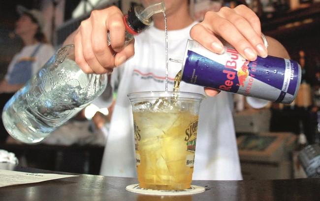 Алкоголь з енергетиками: вчені розповіли, чому не варто змішувати такі напої