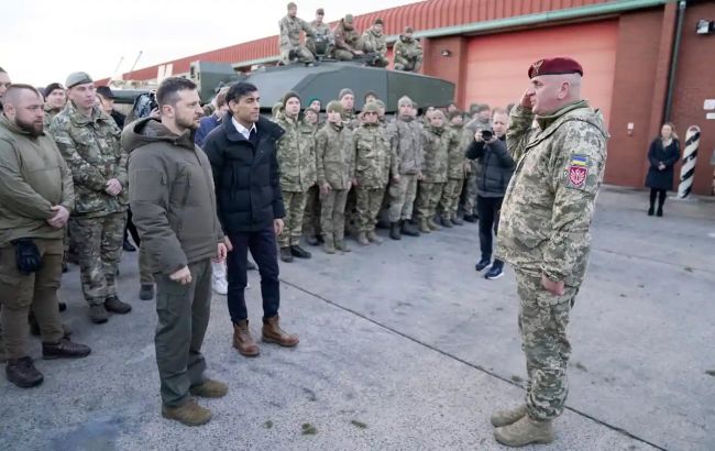 Зеленський та Сунак відвідали українських військових, котрі навчаються у Британії (фото)