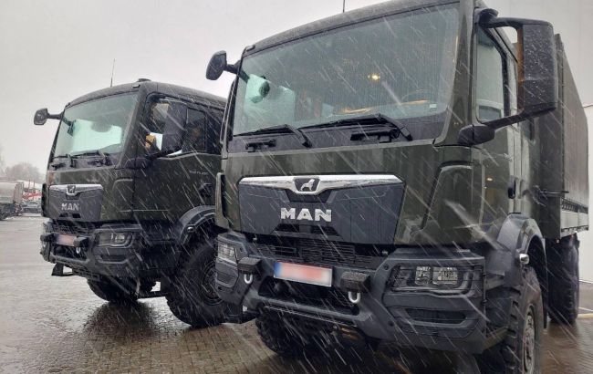 ЄС передав понад сотню позашляхових вантажівок. Вони вже в Україні