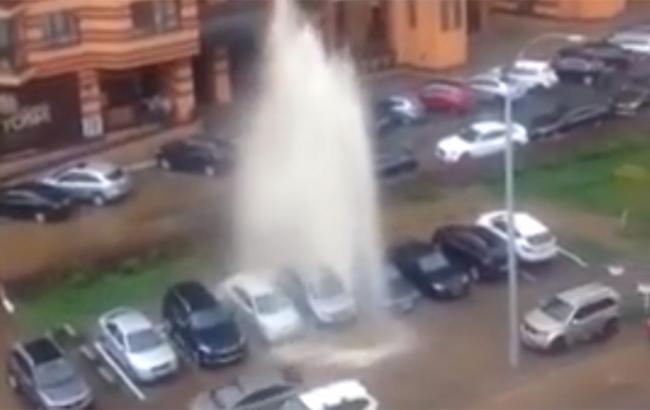 У Києві прорвало трубу: у мережі з'явилося відео вражаючого "фонтану"